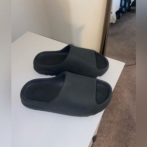addidas Yeezy Slides in onyx